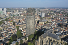 900655 Luchtfoto van de Domtoren te Utrecht tijdens de restauratie, uit het zuidoosten, met links op de voorgrond de ...